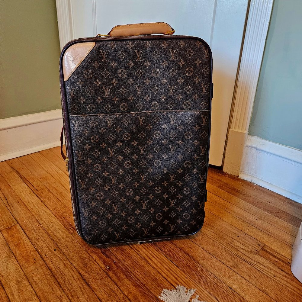 **AUTHENTIC** Louis Vuitton Monogram Pegase Rolling Luggage, GREAT condition!